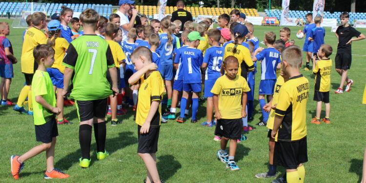 28.08.2022. Jędrzejów. „Piłkarskie warsztaty z gwiazdami”. / Fot. Marta Gajda-Kruk - Radio Kielce.