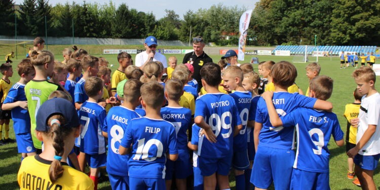 28.08.2022. Jędrzejów. „Piłkarskie warsztaty z gwiazdami”. / Fot. Marta Gajda-Kruk - Radio Kielce.