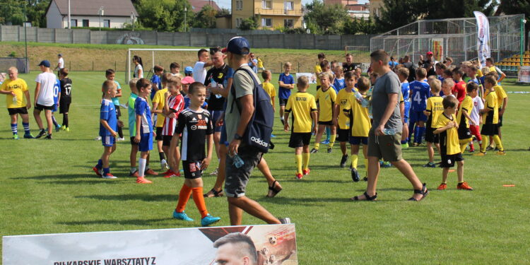 28.08.2022. Jędrzejów. „Piłkarskie warsztaty z gwiazdami”. / Fot. Marta Gajda-Kruk - Radio Kielce.