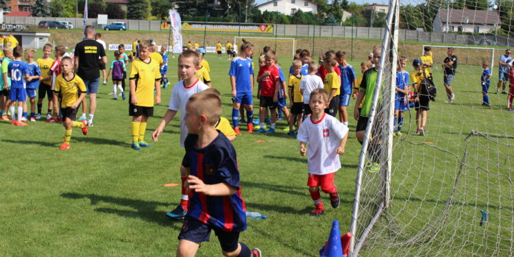 28.08.2022. Jędrzejów. „Piłkarskie warsztaty z gwiazdami”. / Fot. Marta Gajda-Kruk - Radio Kielce.