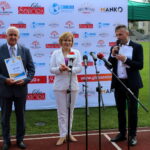 29.08.2022. Busko-Zdrój. Inauguracja ogólnopolskiej kampanii społecznej „Senior w Ruchu”. Na zdjęciu (od lewej): Waldemar Sikora - burmistrz Buska-Zdroju, Anna Krupka - wiceminister sportu i turystyki, Łukasz Salwarowski - prezes Stowarzyszenia MANKO-Głosu Seniora / Fot. Marta Gajda-Kruk - Radio Kielce