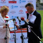 29.08.2022. Busko-Zdrój. Inauguracja ogólnopolskiej kampanii społecznej „Senior w Ruchu”. Na zdjęciu (od lewej): Anna Krupka - wiceminister sportu i turystyki, Łukasz Salwarowski - prezes Stowarzyszenia MANKO-Głosu Seniora / Fot. Marta Gajda-Kruk - Radio Kielce