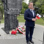 01.08.2022. Staszów. Obchody 78. rocznicy wybuchu Powstania Warszawskiego. Na zdjęciu (w środku): Leszek Kopeć - burmistrz Staszowa / Fot. Grażyna Szlęzak - Radio Kielce