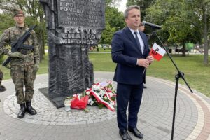 01.08.2022. Staszów. Obchody 78. rocznicy wybuchu Powstania Warszawskiego. Na zdjęciu (w środku): Leszek Kopeć - burmistrz Staszowa / Fot. Grażyna Szlęzak - Radio Kielce