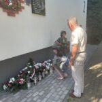 04.08.2022. Sandomierz. Uczczenie pamięci Krzysztofa Kamila Baczyńskiego. Na zdjęciu: na pierwszym planie Andrzej Bolewski - prezes Spółdzielni Budownictwa Mieszkaniowego” Sandomierz”, miejski radny / Fot. Grażyna Szlęzak - Radio Kielce