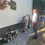 04.08.2022. Sandomierz. Uczczenie pamięci Krzysztofa Kamila Baczyńskiego. Na zdjęciu: przy tablicy Paweł Niedźwiedź -wicestarosta sandomierski / Fot. Grażyna Szlęzak - Radio Kielce