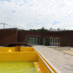 31.08.2022. Kazimierza Wielka. Budowa odkrytego basenu siarczkowego. / Fot. Marta gajda-Kruk - Radio Kielce.