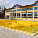 31.08.2022. Kazimierza Wielka. Budowa odkrytego basenu siarczkowego. / Fot. Marta gajda-Kruk - Radio Kielce.