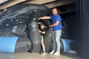 08.08.2022. Staszów. Mobilne planetarium Centrum Nauki Kopernik w Warszawie / Fot. Grażyna Szlęzak - Radio Kielce