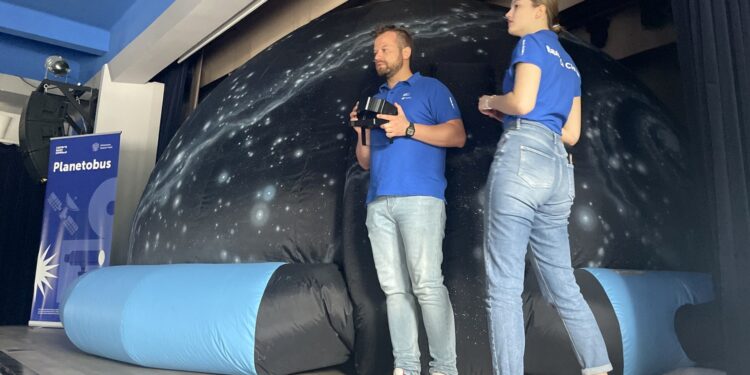 08.08.2022. Staszów. Mobilne planetarium Centrum Nauki Kopernik w Warszawie / Fot. Grażyna Szlęzak - Radio Kielce