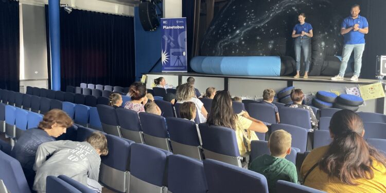 08.08.2022. Staszów. Mobilne planetarium Centrum Nauki Kopernik w Warszawie / Fot. Grażyna Szlęzak - Radio Kielce