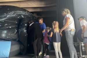 08.08.2022. Staszów. Mobilne planetarium Centrum Nauki Kopernik w Warszawie / Fot. Grażyna Szlęzak - Radio Kielce