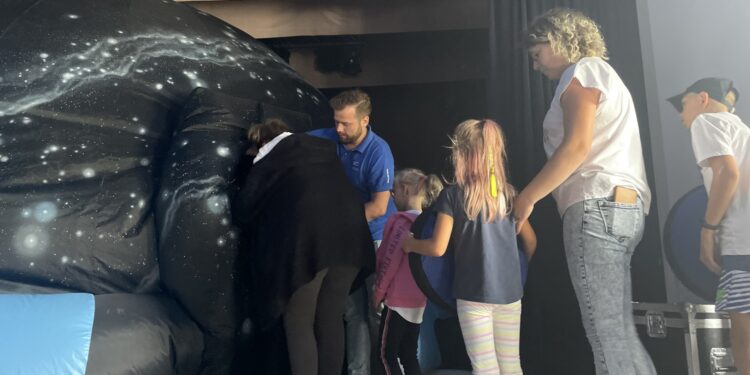 08.08.2022. Staszów. Mobilne planetarium Centrum Nauki Kopernik w Warszawie / Fot. Grażyna Szlęzak - Radio Kielce