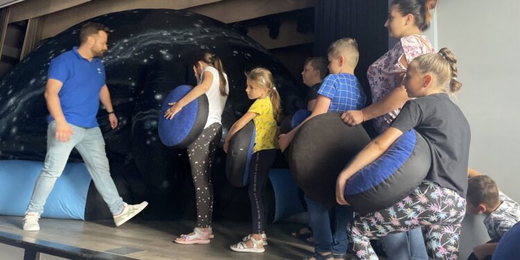 08.08.2022. Staszów. Mobilne planetarium Centrum Nauki Kopernik w Warszawie / Fot. Grażyna Szlęzak - Radio Kielce