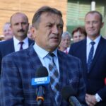 23.08.2022. Kielce. Konferencja o dożynkach powiatu kieleckiego i gminy Górno. Na zdjęciu (od lewej): Mariusz Ściana - członek zarządu powiatu kieleckiego, Mirosław Gębski - starosta kielecki i Przemysław Łysak - wójt Górna / źródło: Starostwo Powiatowe w Kielcach