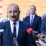 23.08.2022. Kielce. Konferencja o dożynkach powiatu kieleckiego i gminy Górno. Na zdjęciu (od lewej): Mariusz Ściana - członek zarządu powiatu kieleckiego, Przemysław Łysak - wójt Górna i Mirosław Gębski - starosta kielecki / źródło: Starostwo Powiatowe w Kielcach