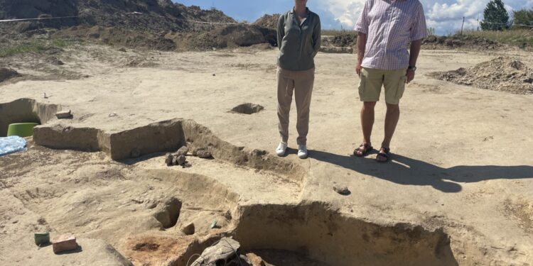 12.08.2022. Wilczyce. Prace archeologiczne. Na zdjęciu (od lewej): Natalia Zielonka - studentka Uniwersytetu im. Adama Mickiewicza w Poznaniu i dr Tomasz Boroń - kierownik ekspedycji w Wilczycach, pracownik Instytutu Archeologii w Polskiej Akademii Nauk w Warszawie / Fot. Grażyna Szlęzak - Radio Kielce