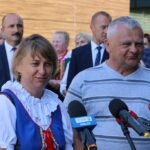 23.08.2022. Kielce. Konferencja o dożynkach powiatu kieleckiego i gminy Górno. Na zdjęciu (od lewej): Monika Waldon - starosta dożynkowy i Jan Ozga - starosta dożynkowy / źródło: Starostwo Powiatowe w Kielcach