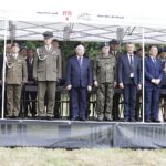 13.08.2022. Chęciny. Święto Wojska Polskiego. Na zdjęciu (od lewej): płk Adam Włoczewski, komendant Centrum Przygotowań do Misji Zagranicznych w Kielcach, płk Piotr Hałys - dowódca 10. Świętokrzyskiej Brygady Obrony Terytorialnej, pułkownik Jarosław Molisak- szef oddziału zamiejscowego Centralnego Wojskowego Centrum Rekrutacji w Kielcach, poseł Krzysztof Lipiec - pełnomocnik kieleckiego okręgu PiS, Andrzej Bętkowski - marszałek województwa świętokrzyskiego, Zbigniew Koniusz - wojewoda świętokrzyski, Robert Jaworski - burmistrz Chęcin, Bożena Szczypiór - zastępca prezydenta Kielc, Piotr Wawrzyk - wiceminister spraw zagranicznych / Fot. Jarosław Kubalski - Radio Kielce