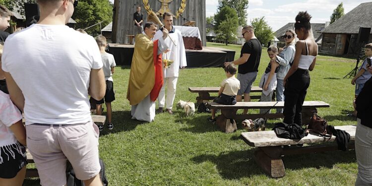 07.08.2022. Tokarnia. Park Etnograficzny. Niedziela ze św. Franciszkiem / Fot. Jarosław Kubalski - Radio Kielce