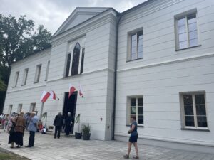 14.08.2022. Wiśniowa. Otwarcie odrestaurowanego pałacu. / Fot. Grażyna Szlęzak - Radio Kielce