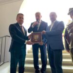 14.08.2022. Wiśniowa. Otwarcie odrestaurowanego pałacu. Na zdjęciu (od lewej): Leszek Kopeć - burmistrz Staszowa, Andrzej Bętkowski -marszałek województwa świętokrzyskiego, Marek Strzała - wiceprzewodniczący sejmiku województwa świętokrzyskiego, Paweł Krakowiak - radny sejmiku/ Fot. Grażyna Szlęzak - Radio Kielce