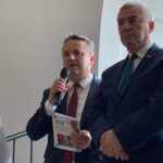 14.08.2022. Wiśniowa. Otwarcie odrestaurowanego pałacu. Na zdjęciu (od lewej): Leszek Kopeć - burmistrz Staszowa, Andrzej Bętkowski - marszałek województwa świętokrzyskiego/ Fot. Grażyna Szlęzak - Radio Kielce