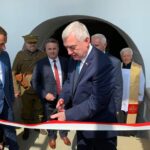 14.08.2022. Wiśniowa. Otwarcie odrestaurowanego pałacu. Wstęgę przecina Andrzej Bętkowski - marszałek województwa świętokrzyskiego. / Fot. Grażyna Szlęzak - Radio Kielce