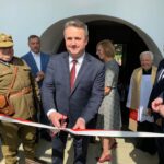 14.08.2022. Wiśniowa. Otwarcie odrestaurowanego pałacu. Wstęgę przecina Leszek Kopeć - burmistrz Staszowa. / Fot. Grażyna Szlęzak - Radio Kielce