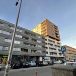 07.08.2022. Kielce. Ulica Panoramiczna. Blok, z którego wypadł mężyczna / Fot. Jarosław Kubalski - Radio Kielce