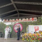 15.08.2022. Klimontów. Dożynki gminne. Na zdjęciu (od lewej): Anna Krupka - wiceminister sportu, Marek Goździewski - burmistrz Klimontowa. / Fot. Grażyna Szlęzak - Radio Kielce
