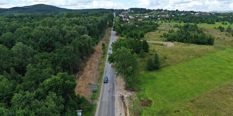 10.08.2022. Kielce. Remont ulicy Wojska Polskiego od ronda Czwartaków do granicy miasta z gminą Daleszyce / Fot. Jarosław Kubalski - Radio Kielce