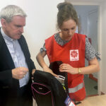 16.08.2022. Sandomierz. Caritas Diecezji Sandomierskiej. Wyprawki „Tornister pełen uśmiechów”. W akcję włączył się biskup sandomierski Krzysztof Nitkiewicz / Fot. Grażyna Szlęzak – Radio Kielce