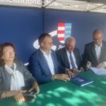 18.08.2022. Sandomierz. Podpisanie umów na realizację inwestycji drogowych w Sandomierzu i Koprzywnicy. Na zdjęciu (od lewej): Agata Wojtyszek - pełnomocnik północnego okręgu PiS, Marcin Piwnik - starosta sandomierski, Zdzisław Lis- Star Budowa Inwestycje i Paweł Niedźwiedź - wicestarosta sandomierski / Fot. Grażyna Szlęzak - Radio Kielce