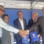 18.08.2022. Sandomierz. Podpisanie umów na realizację inwestycji drogowych w Sandomierzu i Koprzywnicy. Na zdjęciu (od lewej): Marcin Marzec - burmistrz Sandomierza, Agata Wojtyszek - pełnomocnik północnego okręgu PiS, Marcin Piwnik - starosta sandomierski, Zdzisław Lis- Star Budowa Inwestycje i Paweł Niedźwiedź - wicestarosta sandomierski / Fot. Grażyna Szlęzak - Radio Kielce