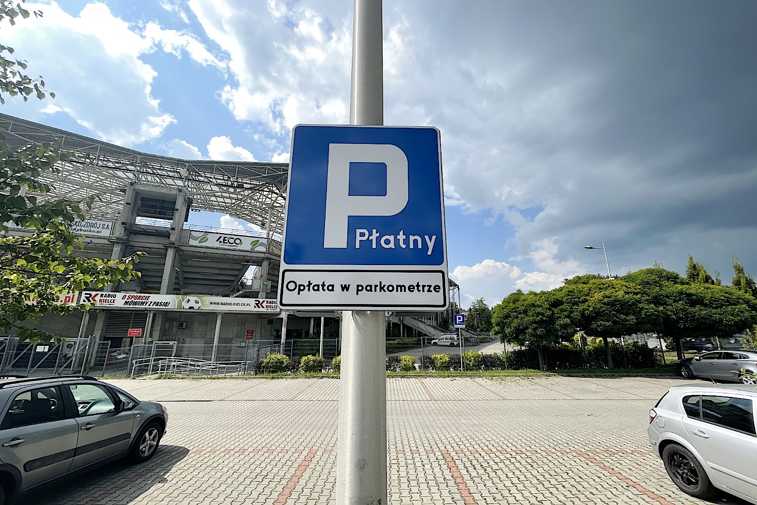 17.08.2022. Kielce. Parking przy Suzuki Arenie / Fot. Jarosław Kubalski - Radio Kielce