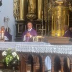 Tłumy pożegnały byłego posła i starostę sandomierskiego - Radio Kielce 19.08.2022. Koprzywnica. Pogrzeb Stanisława Masternaka. Na zdjęciu (w środku): ks. Krzysztof Burek - proboszcz parafii pw. św. Floriana w Koprzywnicy / Fot. Grażyna Szlęzak- Radio Kielce