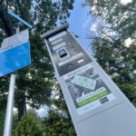 18.08.2022. Kielce. Parking przy Suzuki Arenie. Parkomaty / Fot. Jarosław Kubalski - Radio Kielce