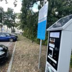 18.08.2022. Kielce. Parking przy Suzuki Arenie. Parkomaty / Fot. Jarosław Kubalski - Radio Kielce