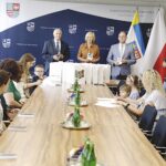 19.08.2022. Kielce. Wręczenie upominków dla uczestników akcji „Zwiedzaj Świętokrzyskie z Podróżnikiem Europejskim”. Na zdjęciu (od lewej): Marek Jońca - członek zarządu województwa świętokrzyskiego, Renata Janik - wicemarszałek województwa świętokrzyskiego, Jacek Sułek - dyrektor Departamentu Inwestycji i Rozwoju urzędu marszałkowskiego / Fot. Jarosław Kubalski - Radio Kielce