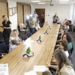 19.08.2022. Kielce. Wręczenie upominków dla uczestników akcji „Zwiedzaj Świętokrzyskie z Podróżnikiem Europejskim” / Fot. Jarosław Kubalski - Radio Kielce