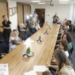 19.08.2022. Kielce. Wręczenie upominków dla uczestników akcji „Zwiedzaj Świętokrzyskie z Podróżnikiem Europejskim” / Fot. Jarosław Kubalski - Radio Kielce