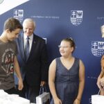 19.08.2022. Kielce. Wręczenie upominków dla uczestników akcji „Zwiedzaj Świętokrzyskie z Podróżnikiem Europejskim”. Na zdjęciu (od lewej): Marek Jońca - członek zarządu województwa świętokrzyskiego, Renata Janik - wicemarszałek województwa świętokrzyskiego / Fot. Jarosław Kubalski - Radio Kielce