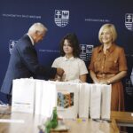 19.08.2022. Kielce. Wręczenie upominków dla uczestników akcji „Zwiedzaj Świętokrzyskie z Podróżnikiem Europejskim”. Na zdjęciu (od lewej): Marek Jońca - członek zarządu województwa świętokrzyskiego, Renata Janik - wicemarszałek województwa świętokrzyskiego, Jacek Sułek - dyrektor Departamentu Inwestycji i Rozwoju urzędu marszałkowskiego / Fot. Jarosław Kubalski - Radio Kielce