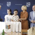 19.08.2022. Kielce. Wręczenie upominków dla uczestników akcji „Zwiedzaj Świętokrzyskie z Podróżnikiem Europejskim”. Na zdjęciu (od lewej): Marek Jońca - członek zarządu województwa świętokrzyskiego, Renata Janik - wicemarszałek województwa świętokrzyskiego, Jacek Sułek - dyrektor Departamentu Inwestycji i Rozwoju urzędu marszałkowskiego / Fot. Jarosław Kubalski - Radio Kielce