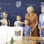 19.08.2022. Kielce. Wręczenie upominków dla uczestników akcji „Zwiedzaj Świętokrzyskie z Podróżnikiem Europejskim”. Na zdjęciu (od lewej): Marek Jońca - członek zarządu województwa świętokrzyskiego, Renata Janik - wicemarszałek województwa świętokrzyskiego, Jacek Sułek - dyrektor Departamentu Inwestycji i Rozwoju urzędu marszałkowskiego / Fot. Jarosław Kubalski - Radio Kielce