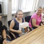 19.08.2022. Kielce. Wręczenie upominków dla uczestników akcji „Zwiedzaj Świętokrzyskie z Podróżnikiem Europejskim” / Fot. Jarosław Kubalski - Radio Kielce