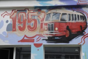 23.08.2022. Kielce. Mural przedstawiające historię Miejskiego Przedsiębiorstwa Komunikacji w Kielcach / Fot. Jarosław Kubalski - Radio Kielce