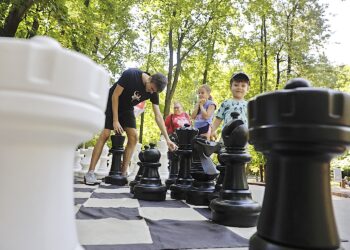 23.08.2022. Kielce. Park Miejski. Wakacyjna Szkoła Szachowa Radia Kielce / Fot. Jarosław Kubalski - Radio Kielce