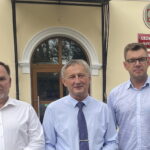 24.08.2022. Sandomierz. Spotkanie dotyczące skutków ulewy. Na zdjęciu (od lewej): poseł Marek Kwitek, Zbigniew Koniusz - wojewoda świętokrzyskie, Marcin Marzec - burmistrz Sandomierza. / Fot. Grażyna Szlęzak - Radio Kielce.